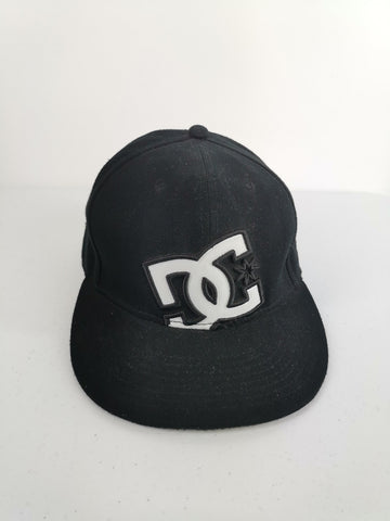 Gorra Negra DC / Size 7 1/8 (56.8 cm)